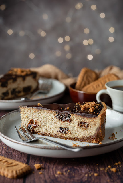 Sernik z musem z suszonych śliwek