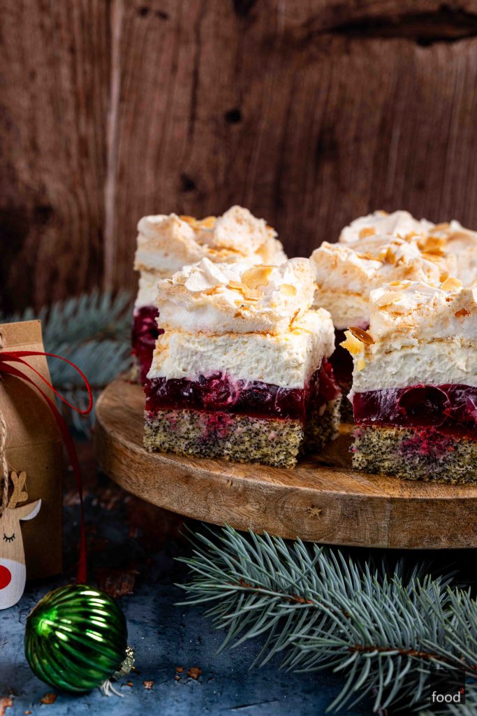 Wiśniowa chmurka na biszkopcie makowym