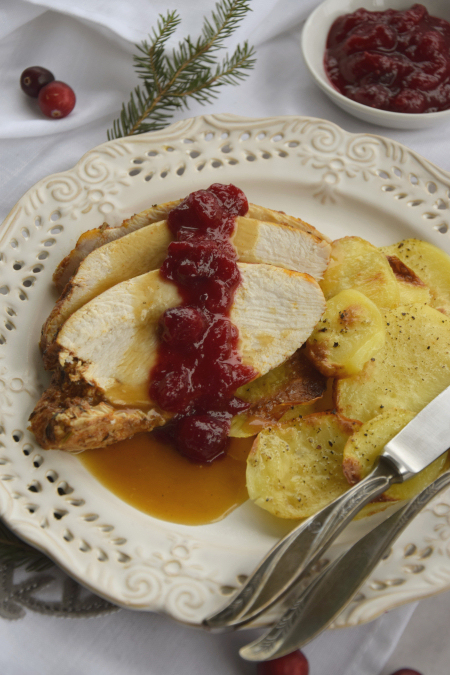 Pieczona pierś z indyka z sosem żurawinowym