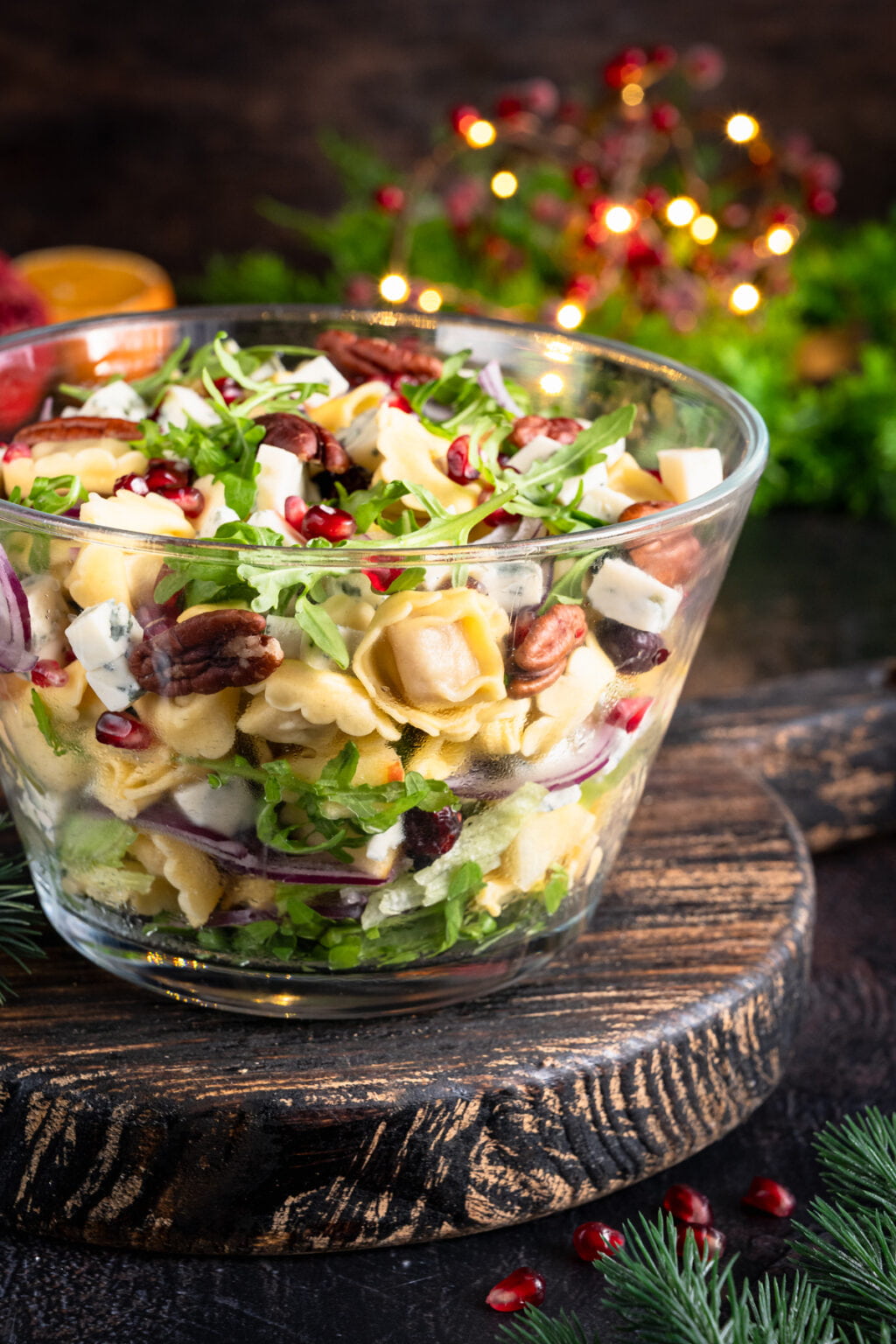 Sałatka z tortellini, jabłkiem i serem pleśniowym