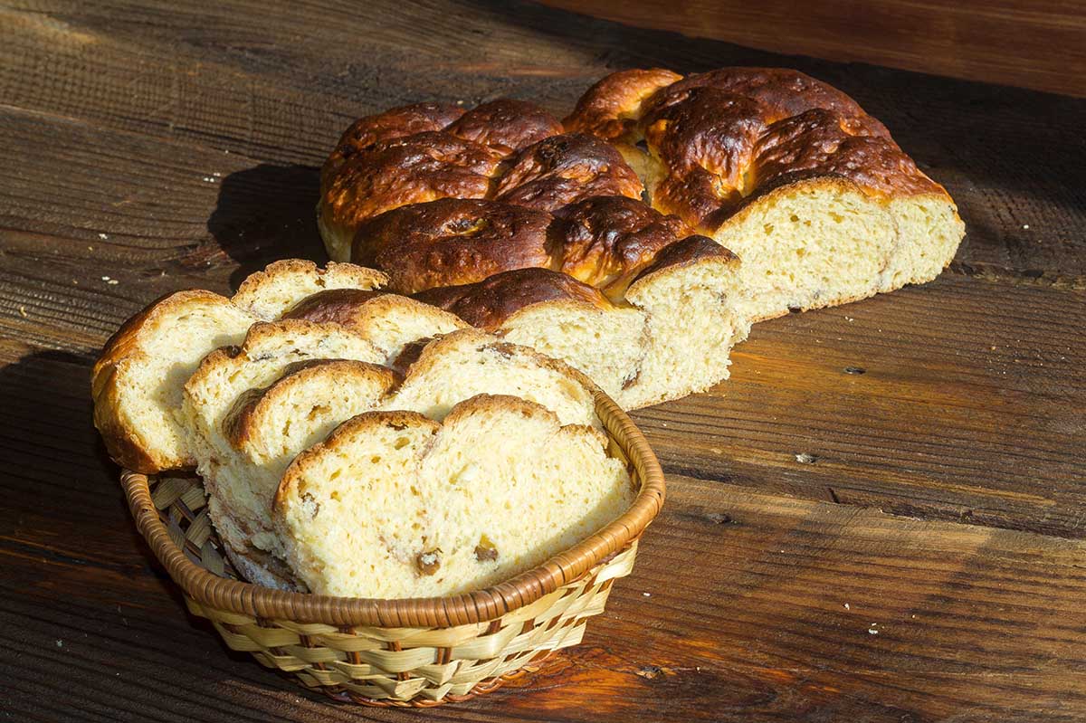 Jak zrobić puszyste ciasto drożdżowe? Kluczowe wskazówki dla domowych piekarzy