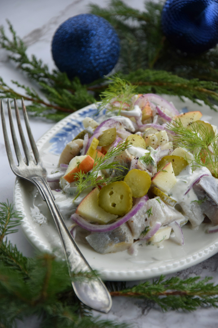 Sałatka śledziowa z jabłkiem i korniszonem