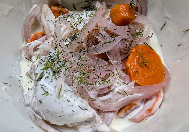 Śledzie po szwedzku w sosie jogurtowym