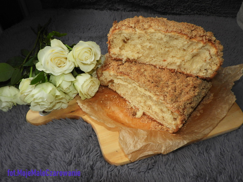 Puszysty drożdżowiec z waniliową kruszonką