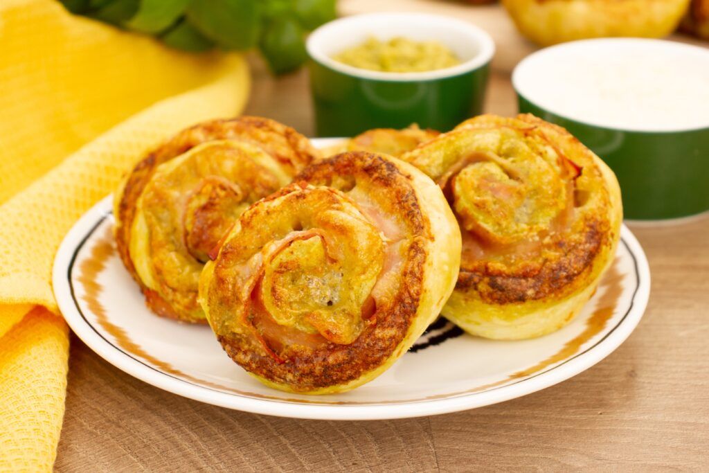 Ślimaki z ciasta francuskiego z pesto i szynką