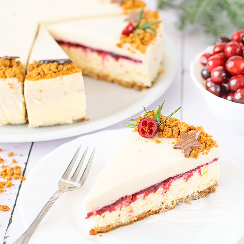 Sernik z musem piernikowym i konfiturą z żurawiny