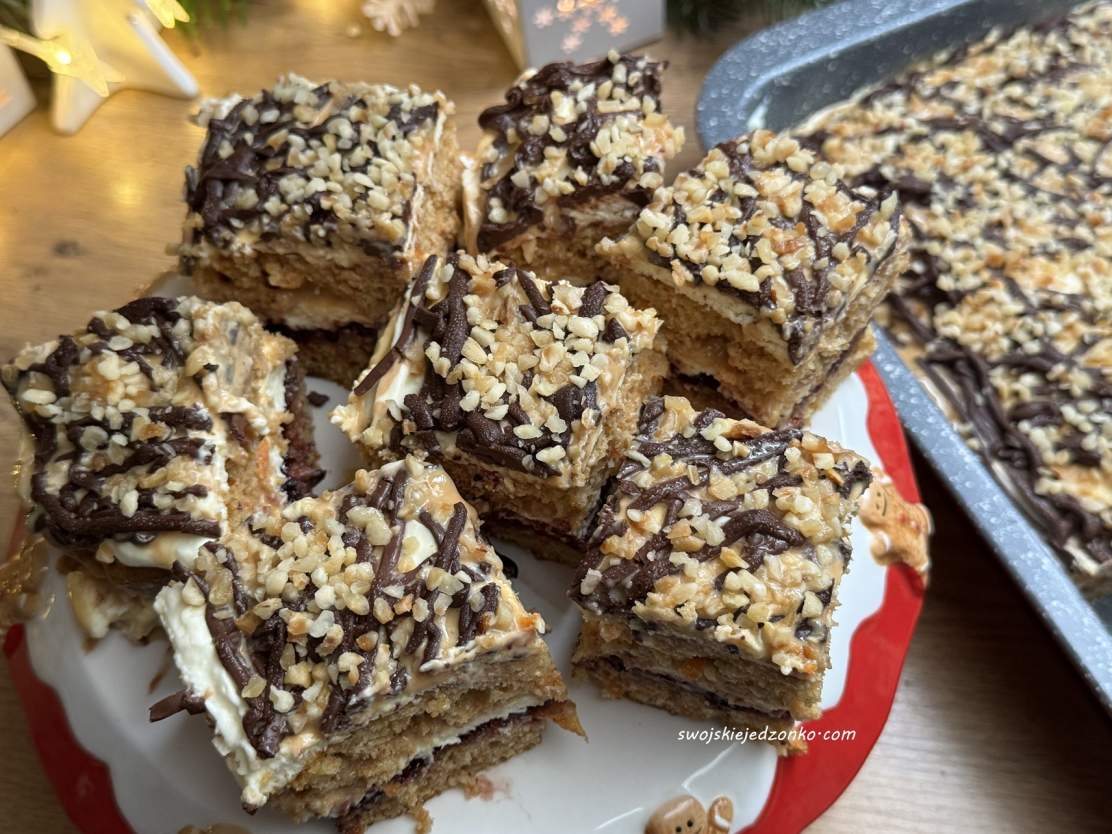 Marchewkowy miodownik z kajmakiem i kremem