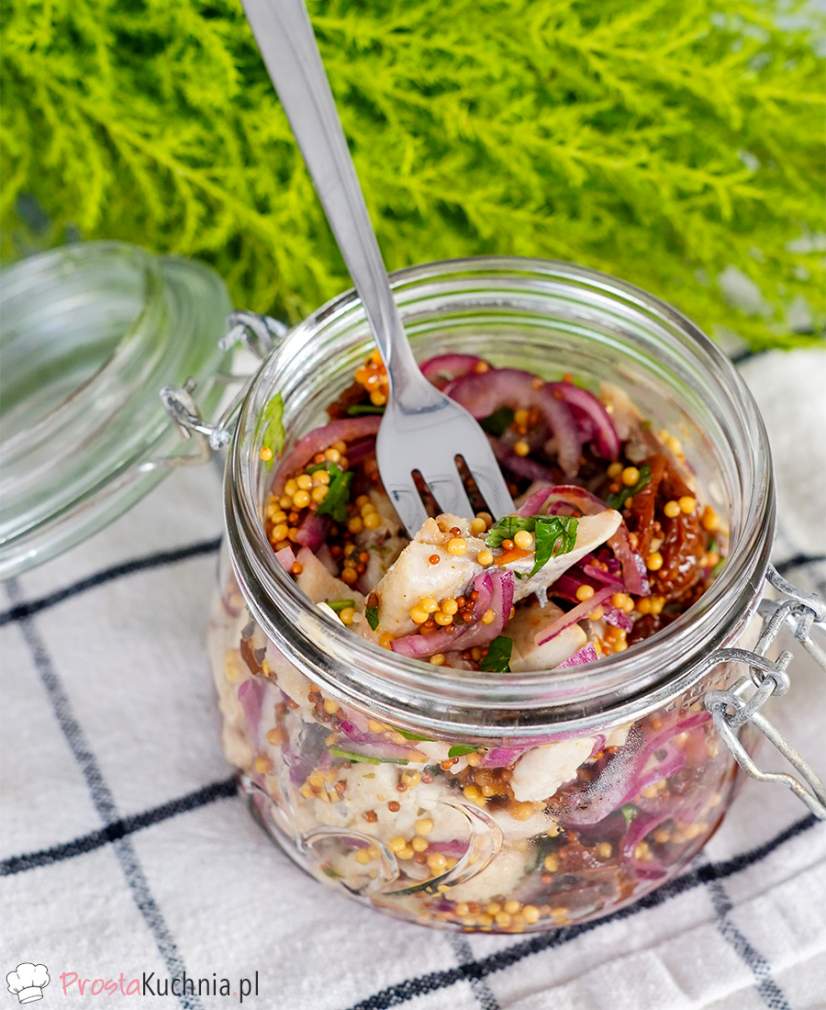 Śledzie z czerwoną cebulą