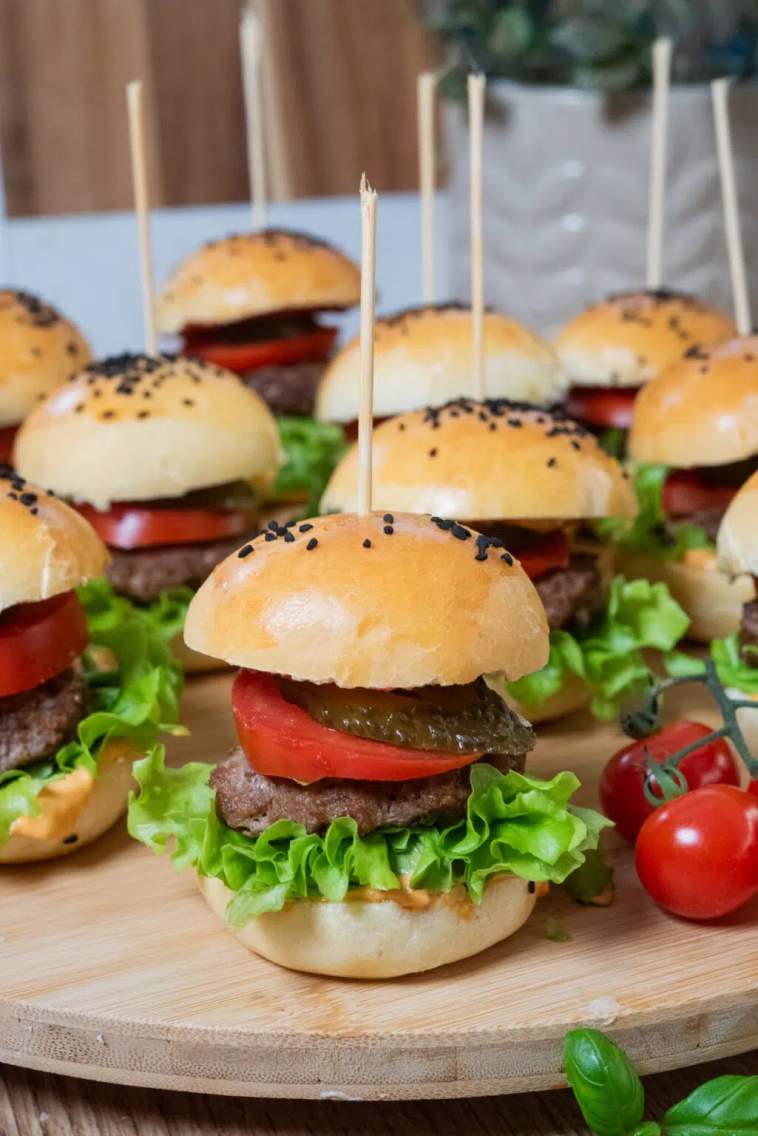 Mini hamburgerki z domowymi bułkami