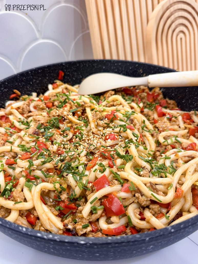 Noodle z mięsem mielonym