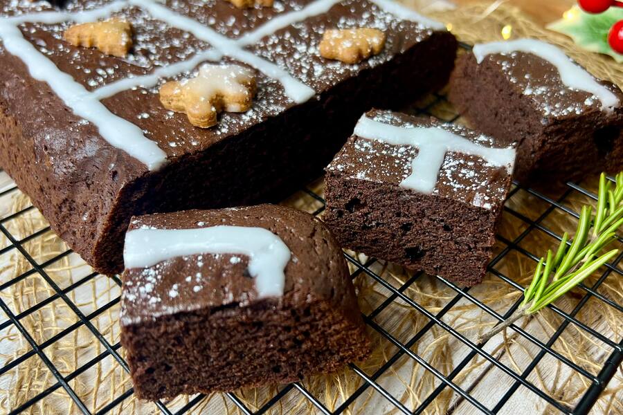 Piernik czekoladowy świąteczny z lukrowaną kratką