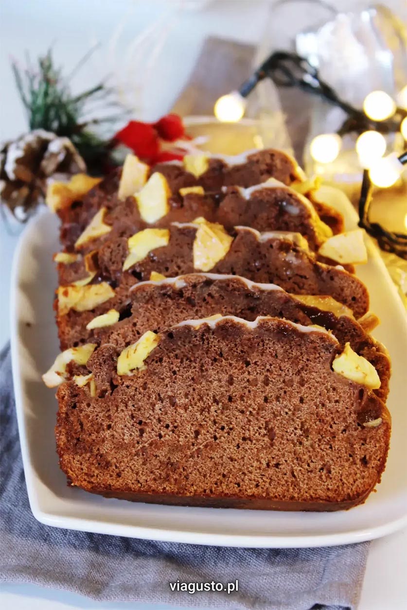 Piernik z jabłkami i lukrem