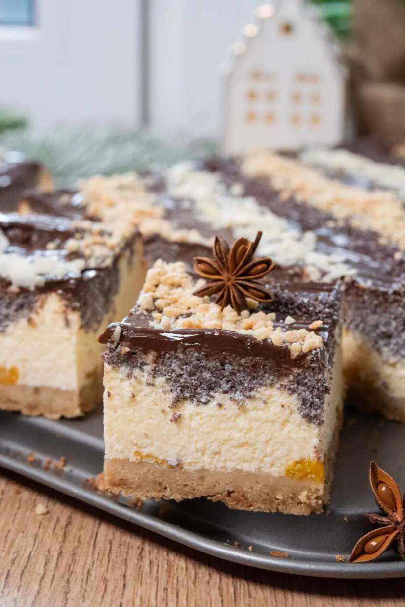 Sernik z makiem i brzoskwiniami