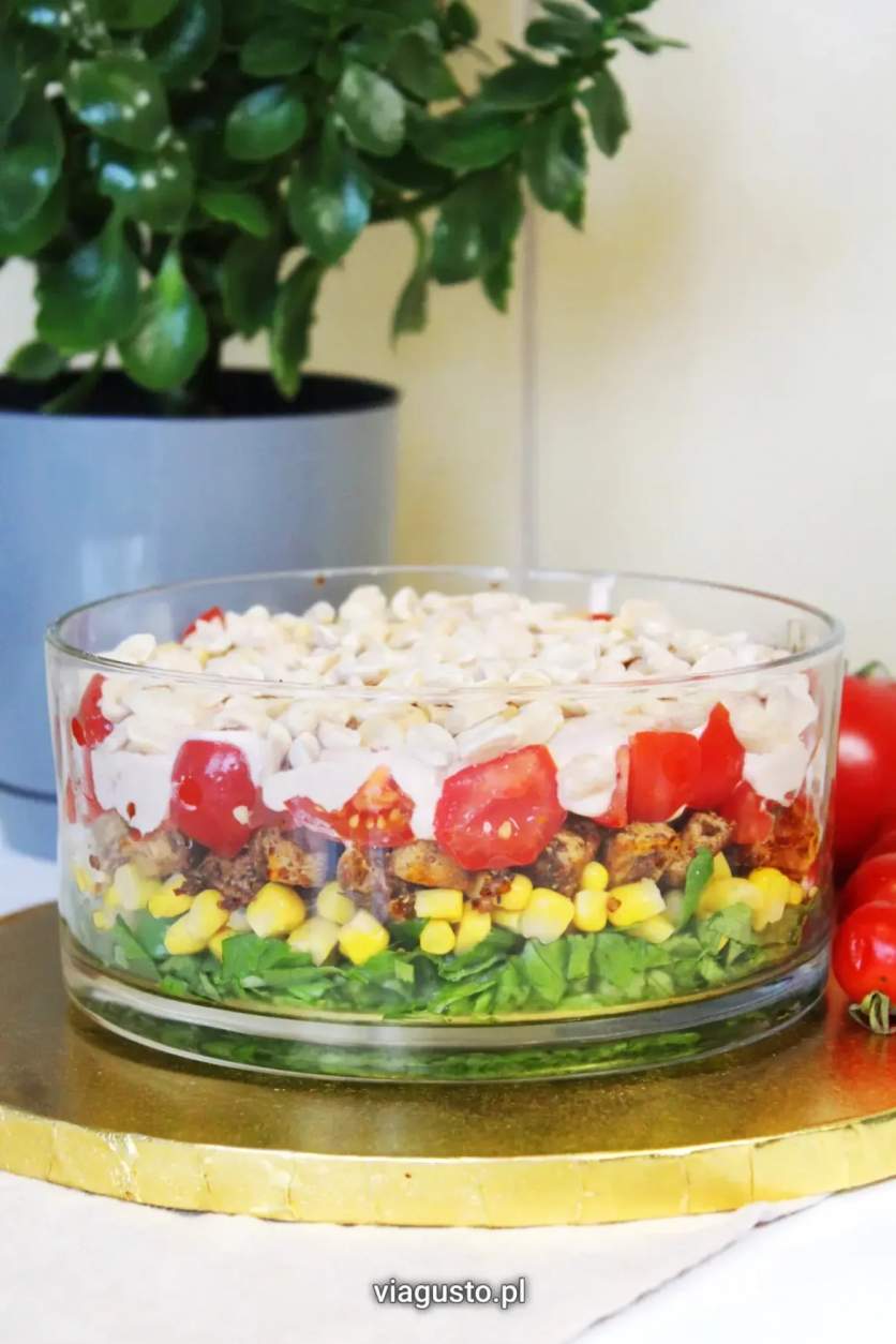 Warstwowa sałatka na Sylwestra z orzeszkami