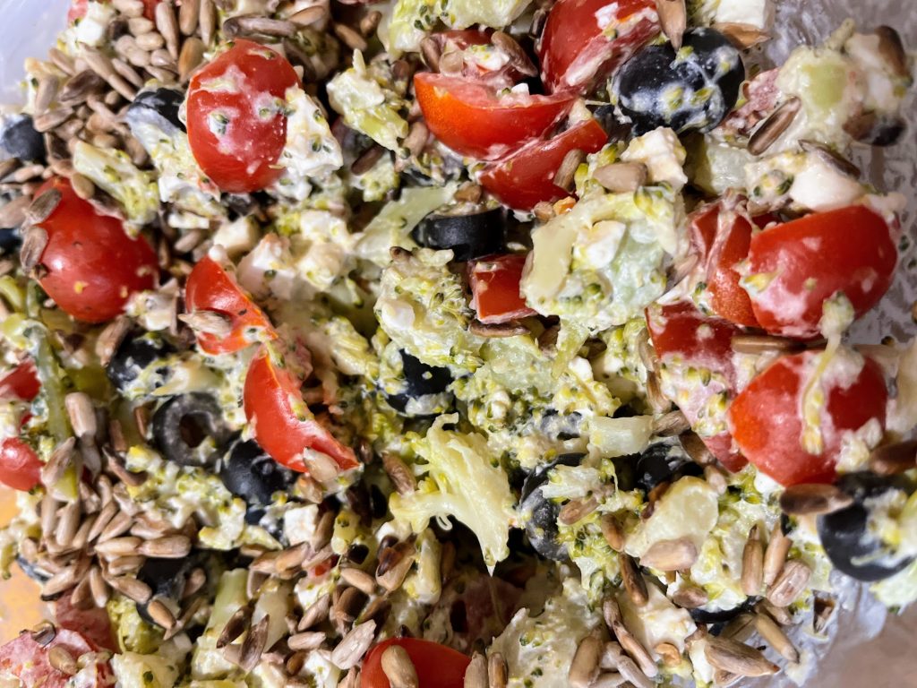 Sałatka brokułowa. Idealna na imprezy ale też jako codzienny zdrowy dodatek do posiłków.