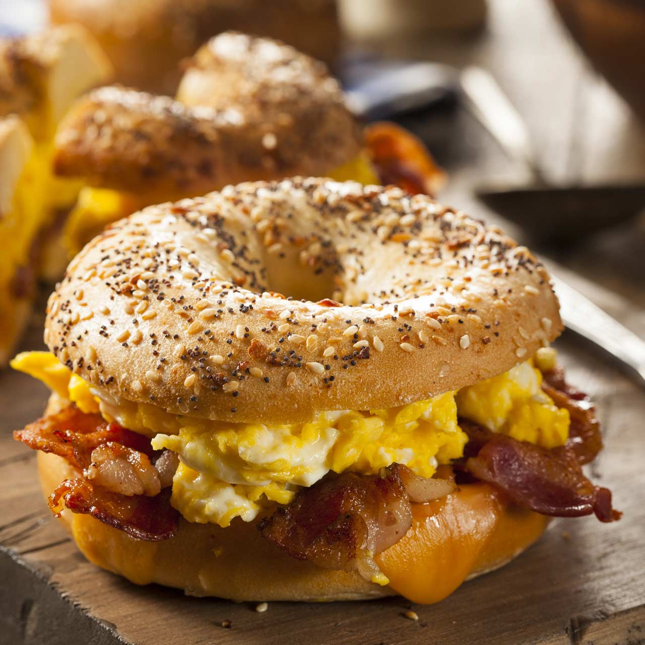 Bajgiel z jajecznicą i bekonem