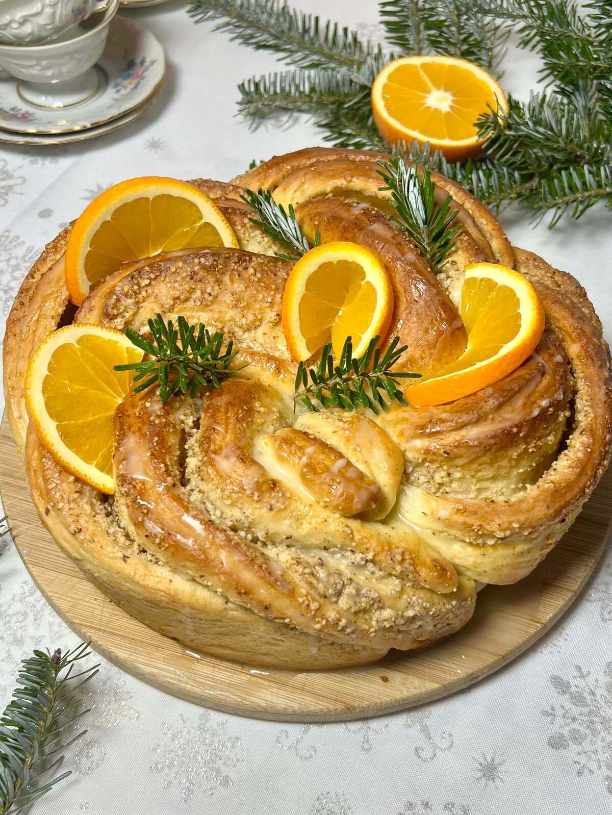 Ciasto na Trzech Króli – drożdżowy wieniec z pomarańczą i migdałami