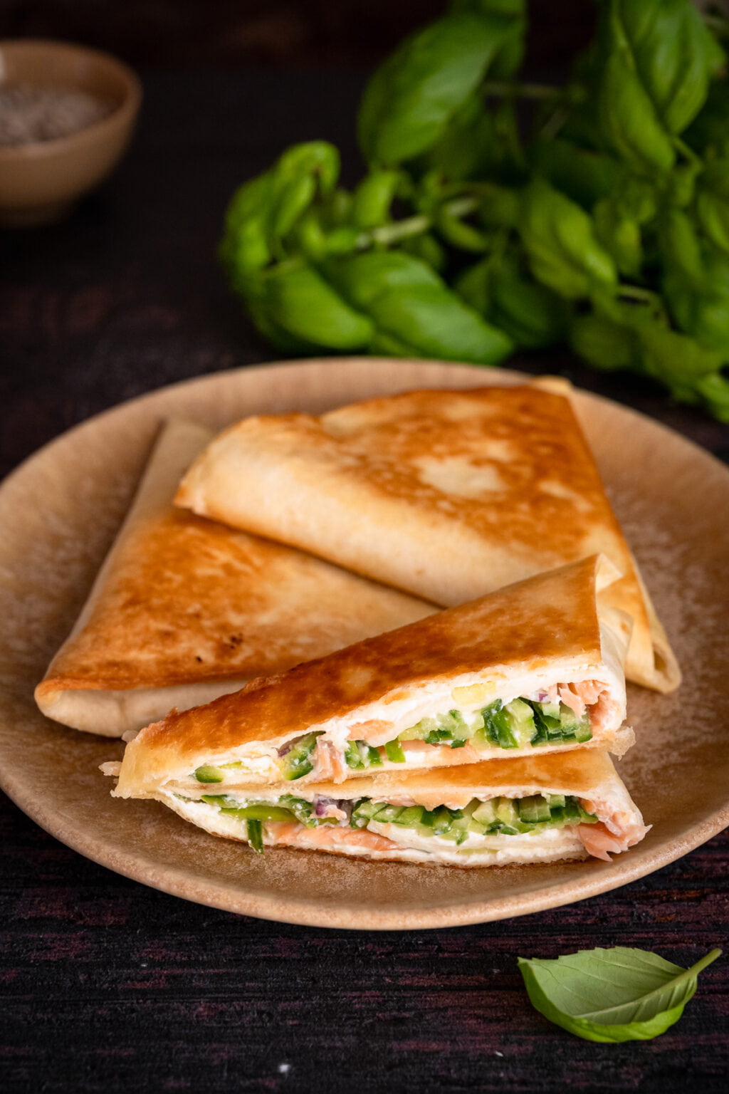 Trójkątne kieszonki z tortilli z łososiem