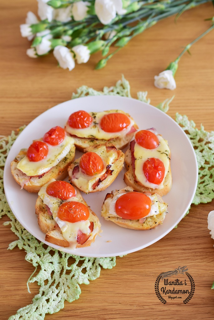 Czosnkowe grzanki z szynką  parmeńską, camembertem i tymiankiem