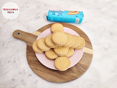 Ciasteczka Maria przekładane musem z mandarynki, pomarańczy, banana i mlekiem w proszku