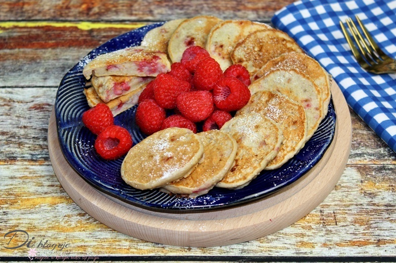Placuszki bananowe z serkiem wiejskim i malinami