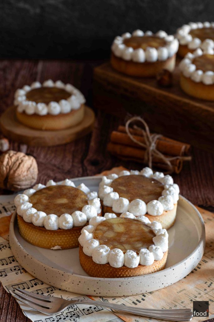 Tartaletki z solonym karmelem i jabłkami