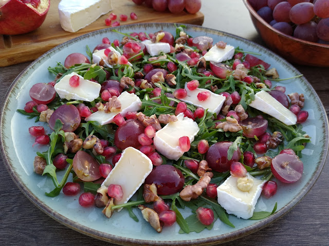 Sałatka z camembertem i granatem na rukoli