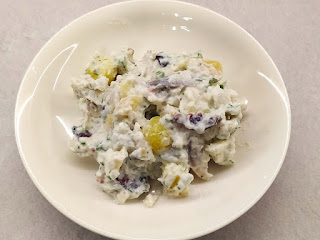 Sałatka śledziowa z ziemniakami, żurawiną