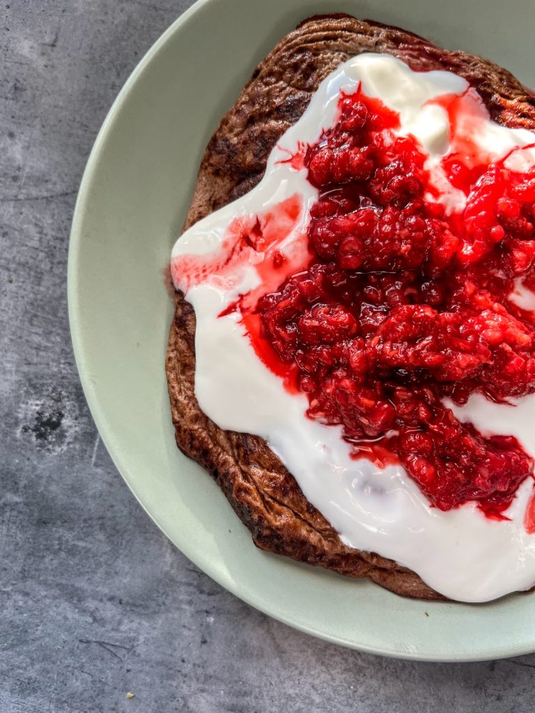 „Skyromlet” kakaowy z duszonymi malinami