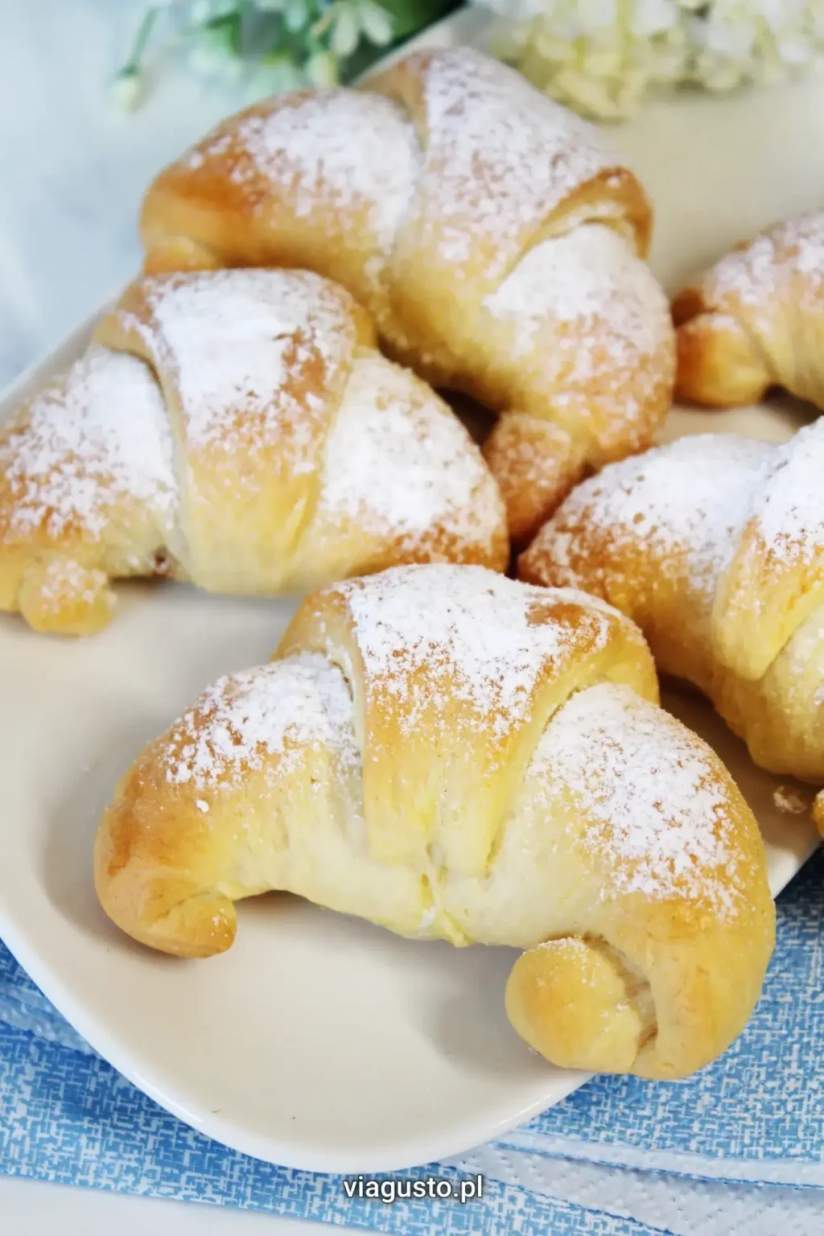 Rogaliki z serem i jabłkami (drożdżowe)