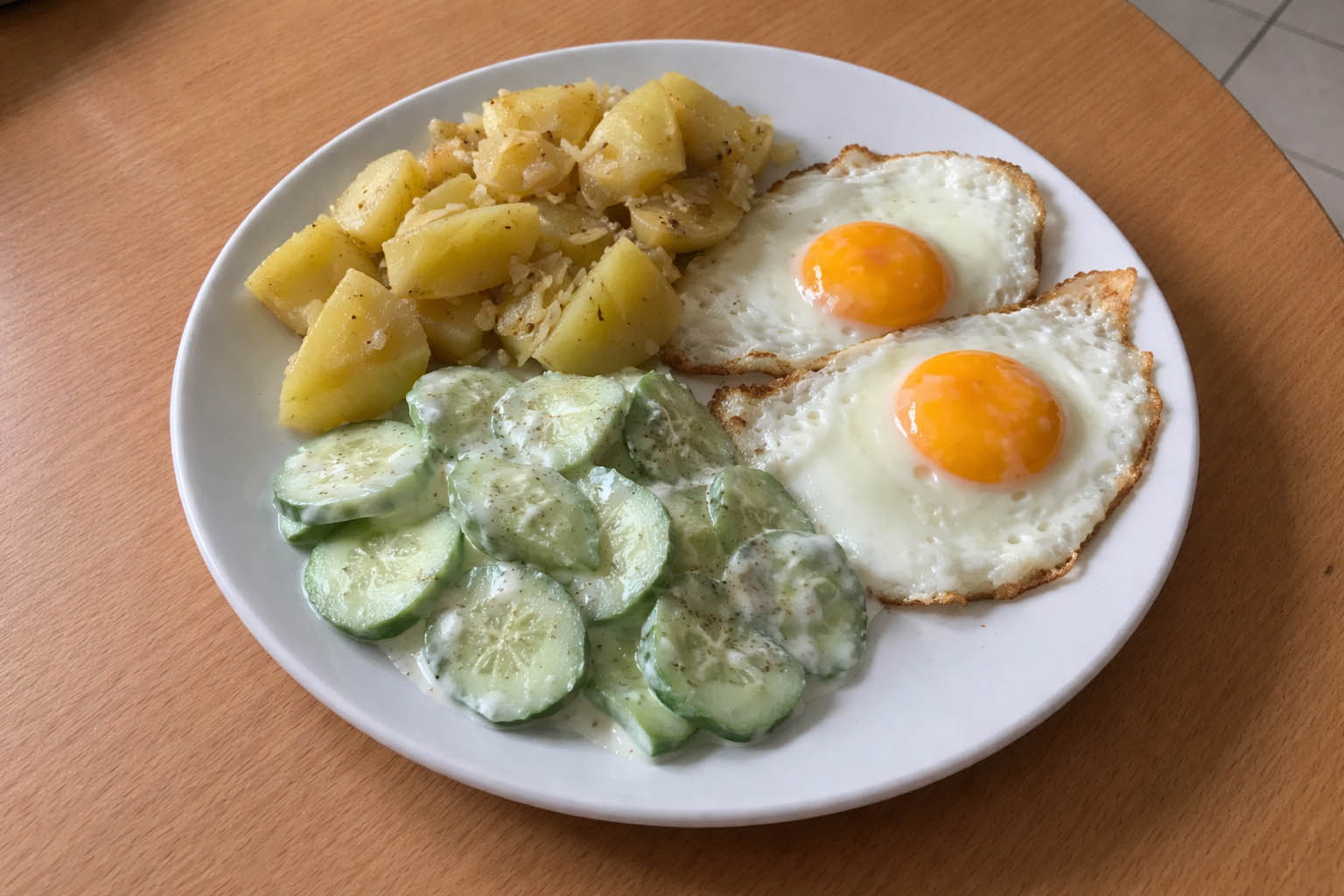 Domowy obiad na szybko – jajka sadzone z ziemniakami