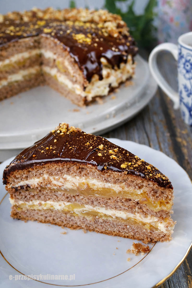 Zimowy torcik z jabłkami i kremem orzechowym