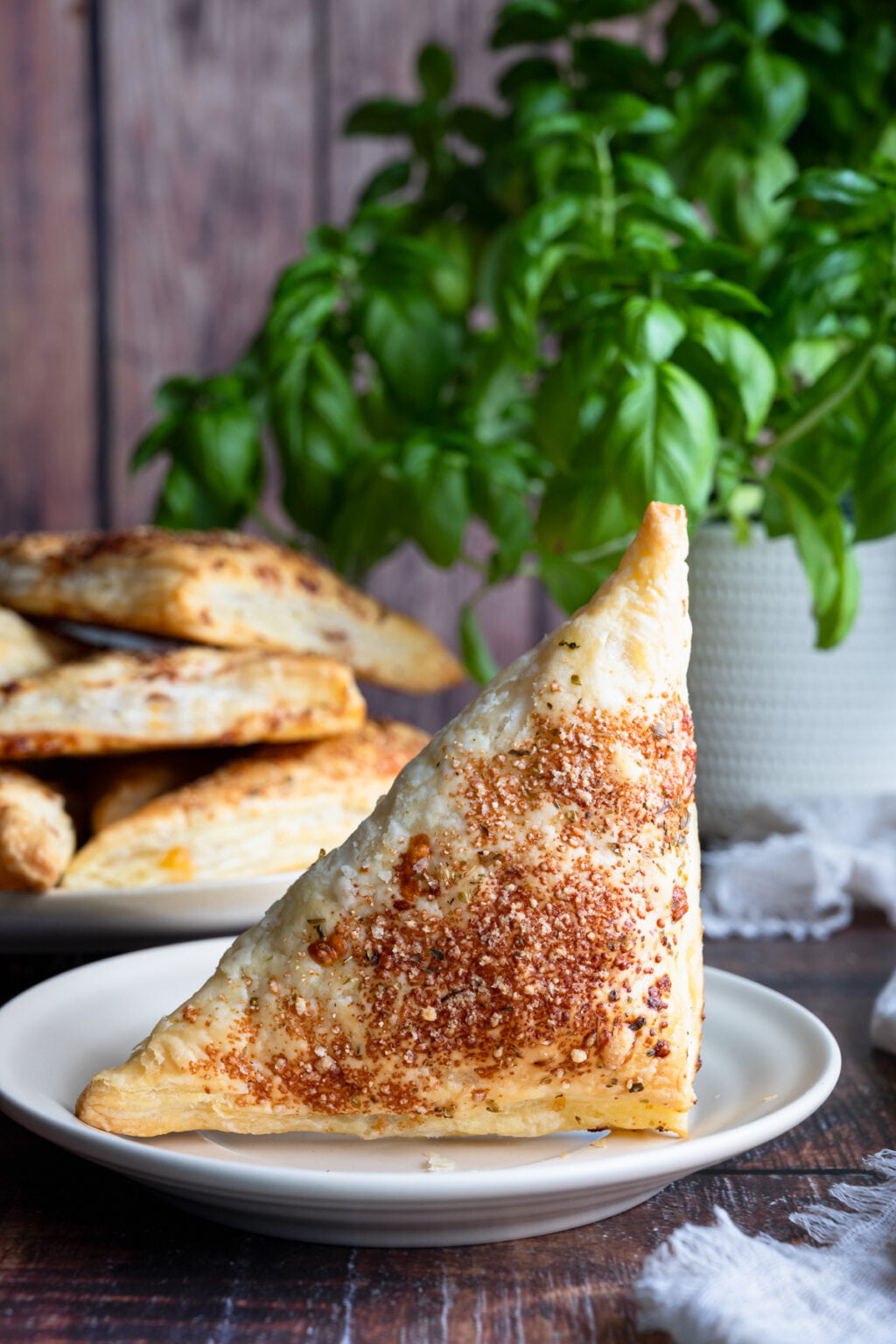 Trójkąty z ciasta francuskiego z salami, serem i ananasem