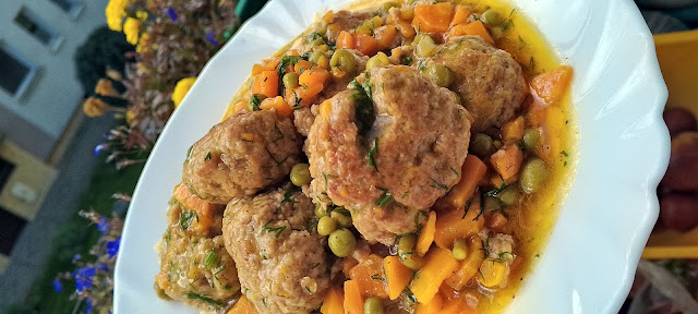 pyszne drobiowe kotleciki w sosie z groszkiem i marchewką…