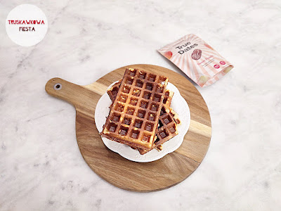 Gofry kokosowo-migdałowe z  twarogiem, bananem i daktylami sweet peach