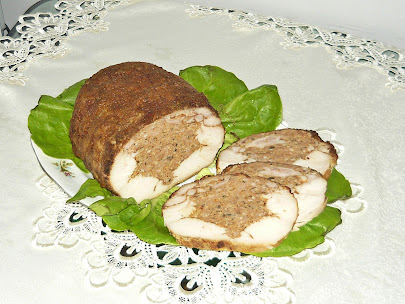 Domowa rolada z kurczaka nadziewana mięsem mielonym z nutą majeranku.