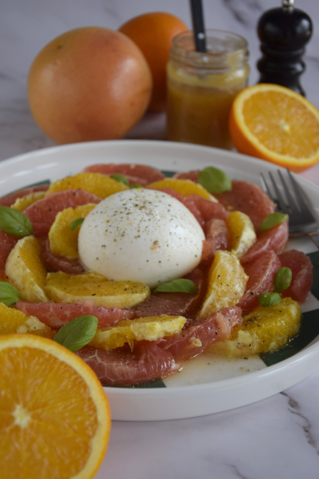 Cytrusowa sałatka z burratą