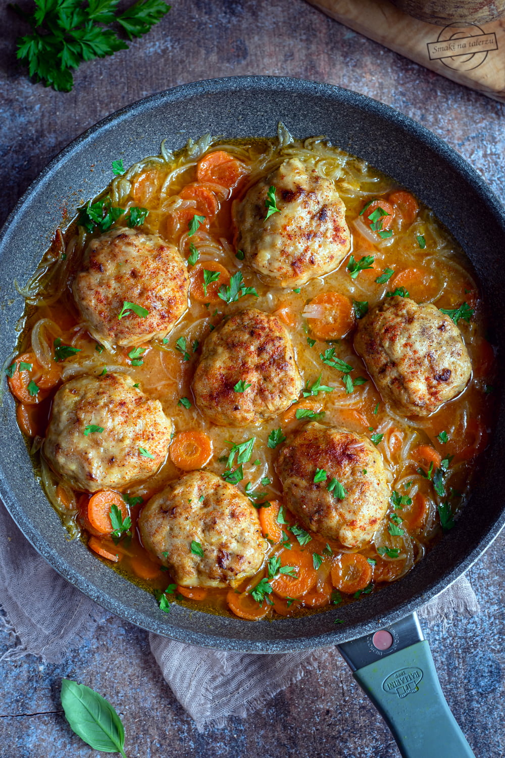 Kotleciki drobiowe w sosie cebulowym z marchewką