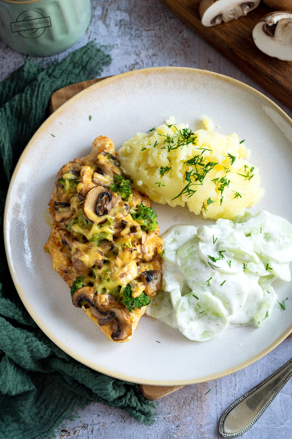 Piersi kurczaka z pieczarkami, brokułem i serem