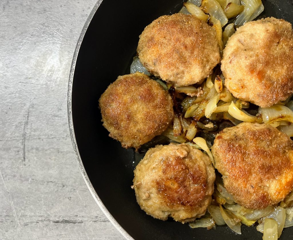 Klasyczne kotlety mielone. Prosty przepis i smak, który znacie z dzieciństwa.