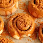 Cynamonki z kremem i ciasteczkami Lotus Biscoff