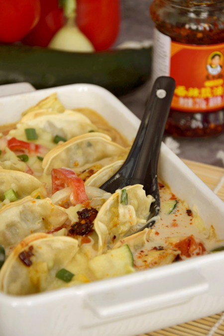 Pikantne zapiekane pierożki gyoza z warzywami