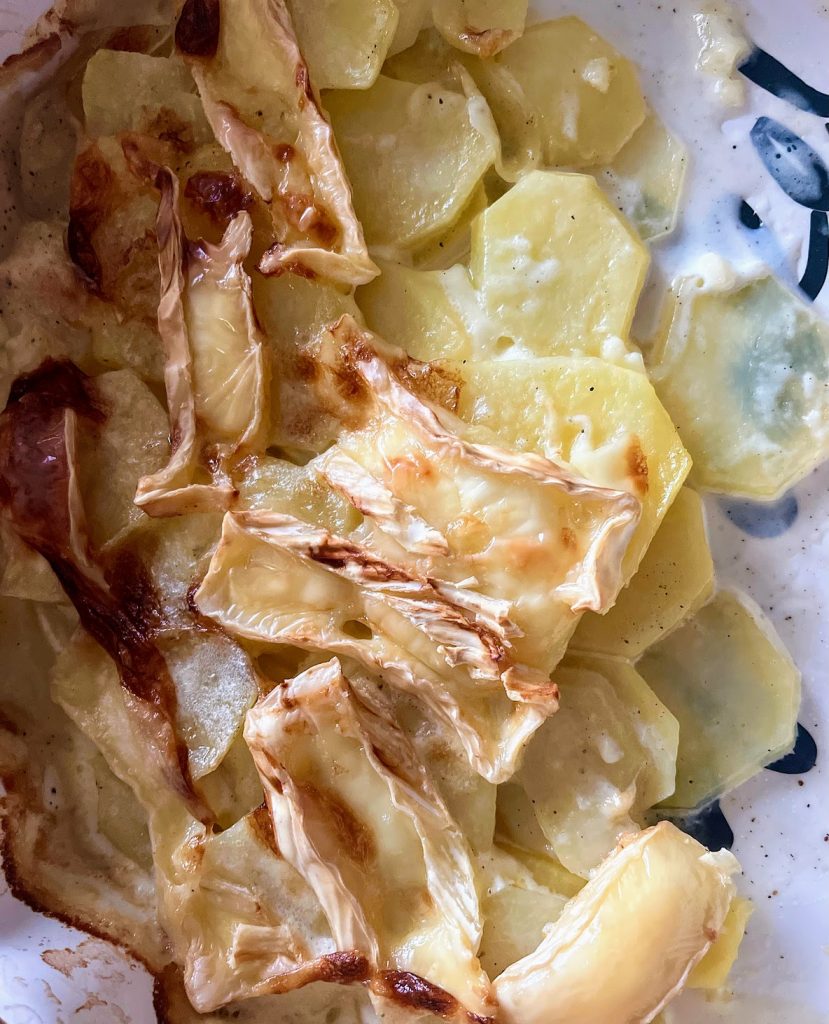 Zapiekanka ziemniaczana z camembertem. Zachwyci wszystkich gości! :)