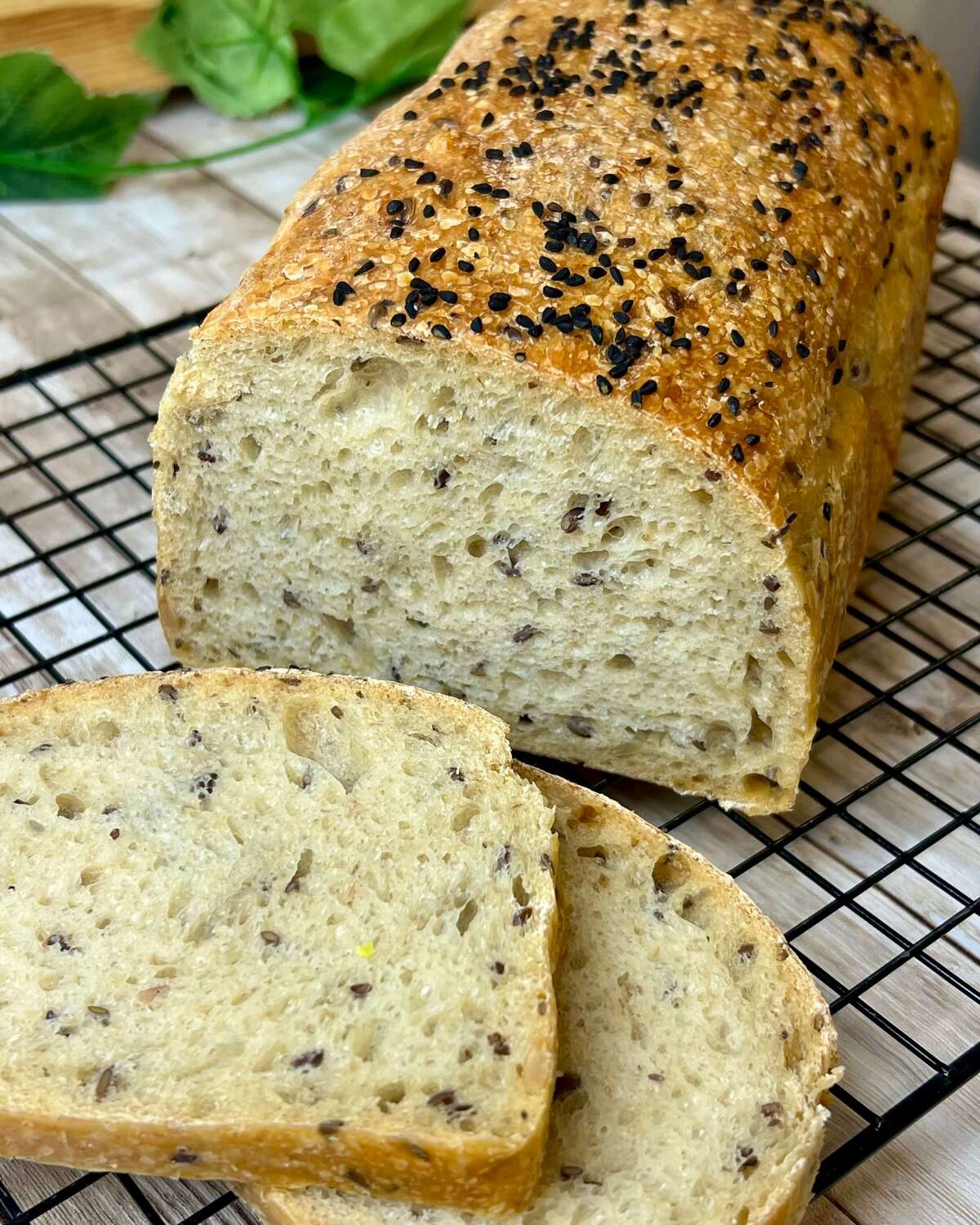 Domowy chleb na drożdżach z ziarnami