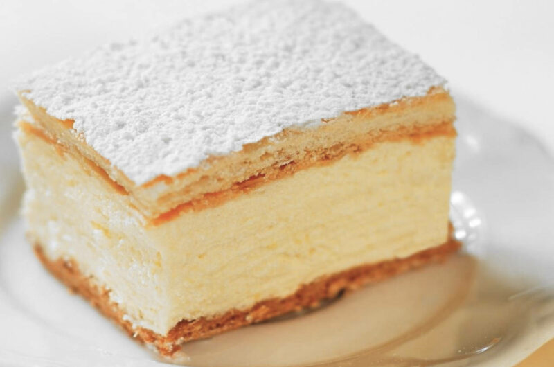 Kremówka papieska z Wadowic – przepis na tradycyjne, domowe ciasto