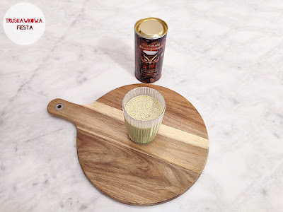 Koktajl z czekoladą adaptogenialną, kefirem, szpinakiem, jarmużem, selerem naciowym i odżywką białkową