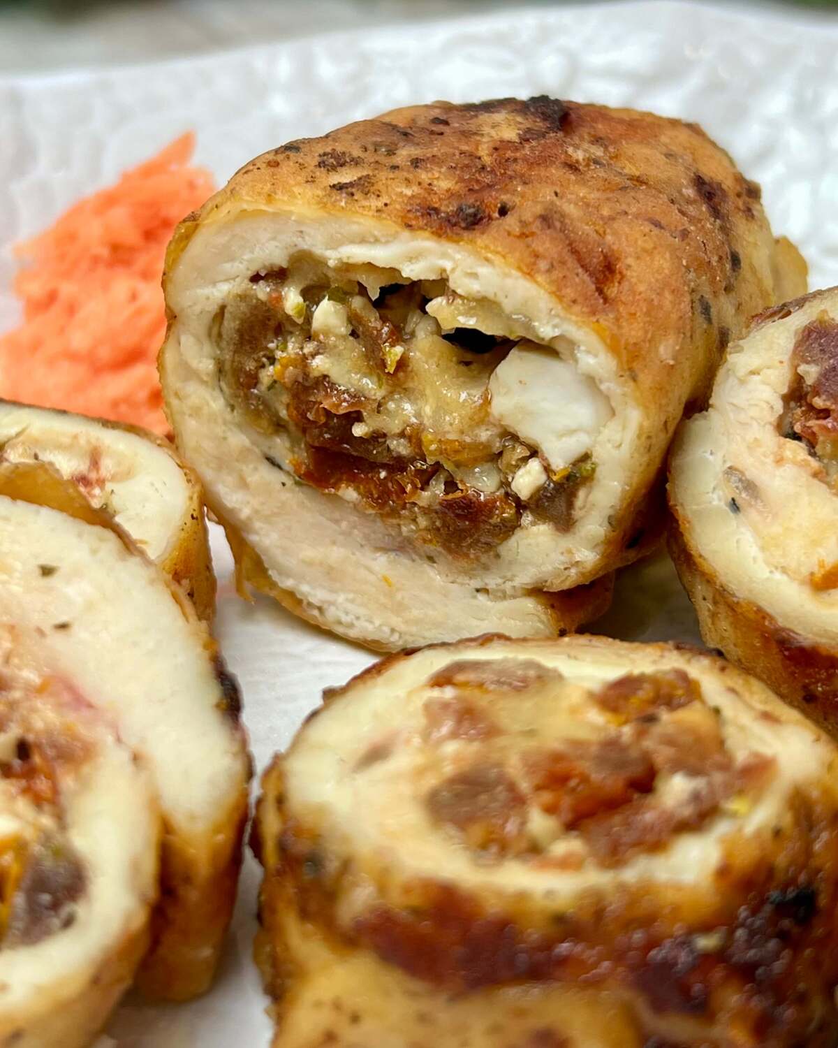 Roladki z piersi kurczaka z fetą i suszonymi pomidorami – prosty i soczysty obiad