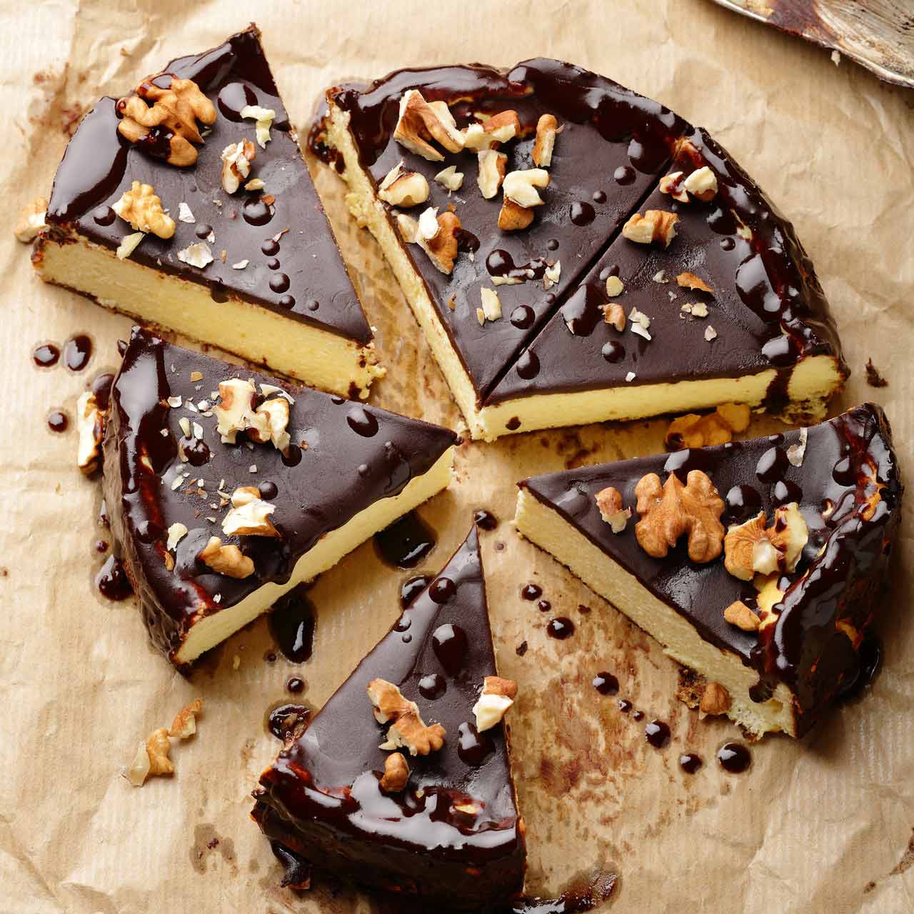 Sernik z wiaderka – kremowy sernik z polewą czekoladową