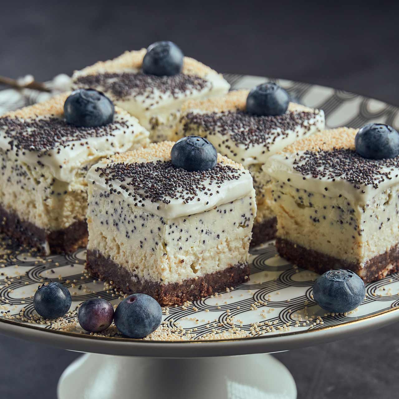 Sernik z makiem i białą czekoladą na chrupiącym spodzie