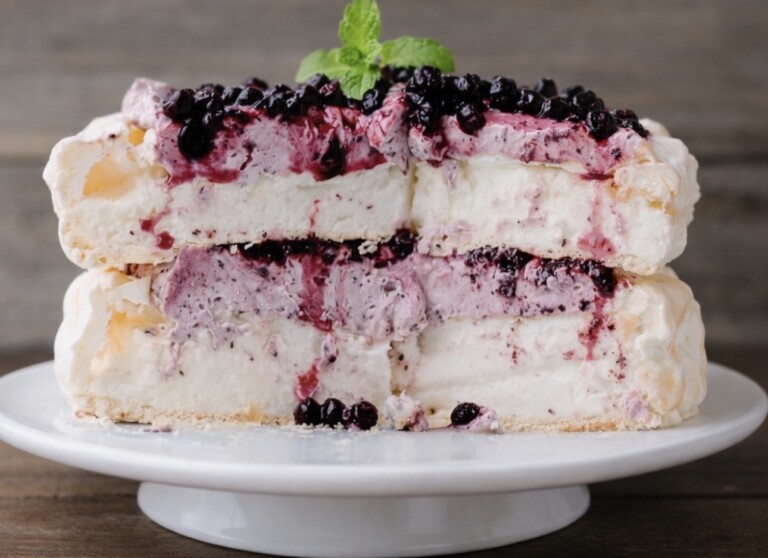 Tort bezowy z mrożonymi jagodami